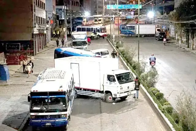 El transporte pesado de La Paz bloqueó el viernes la autopista La Paz-El Alto por la escasez de diésel.