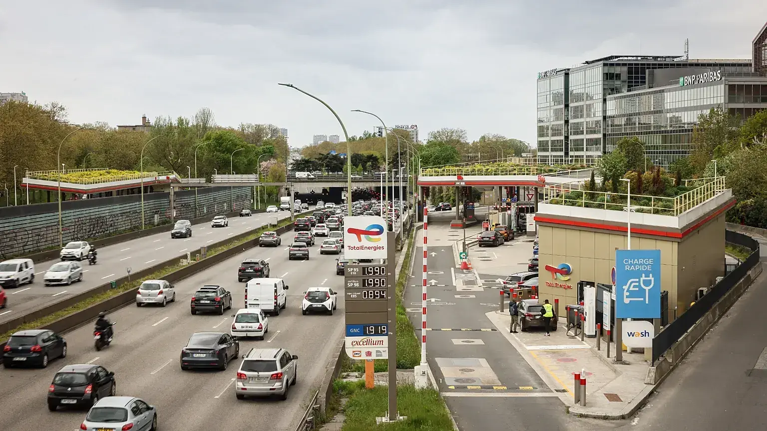 Vehículos frente a una gasolinera Essence de TotalEnergies junto a la circunvalación de París, el 5 de abril de 2026