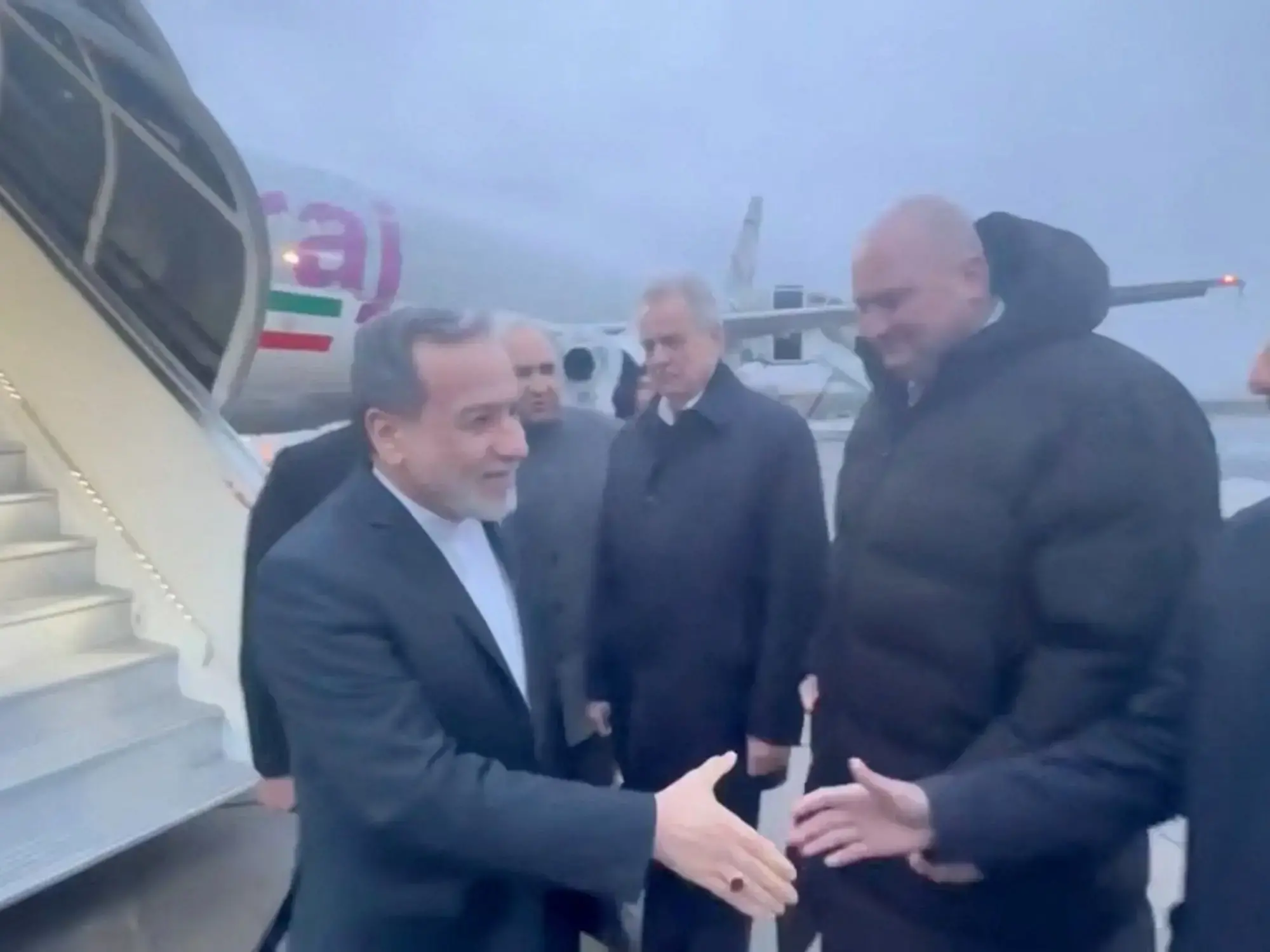 Abbas Araqchi es recibido por funcionarios en su llegada a Rusia.