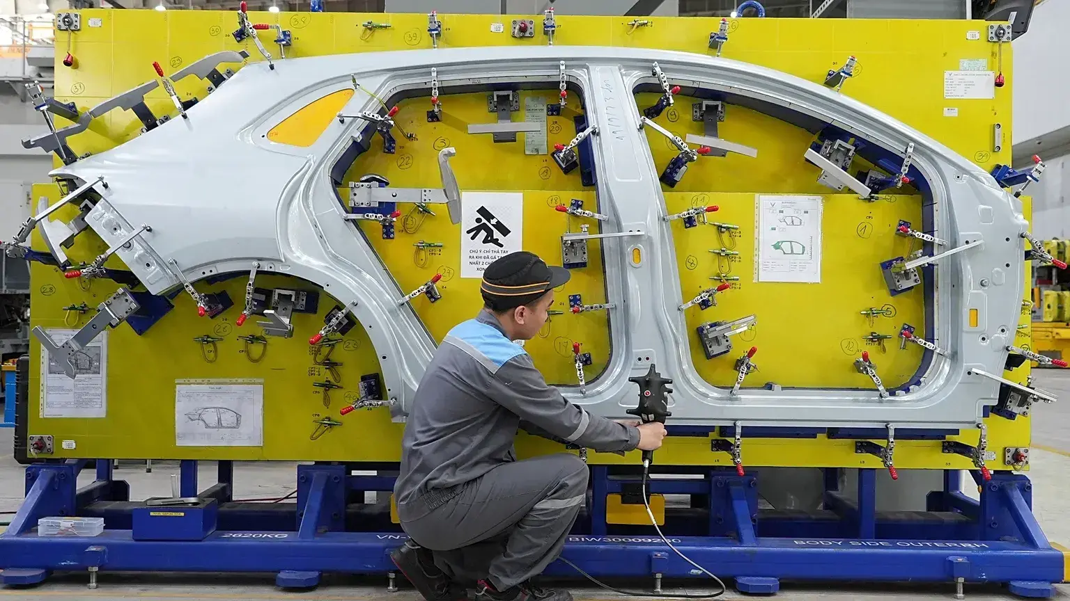 Un trabajador del sector del automóvil en la fábrica Vinfast de Hai Phong, Vietnam, 29 de septiembre de 2023.