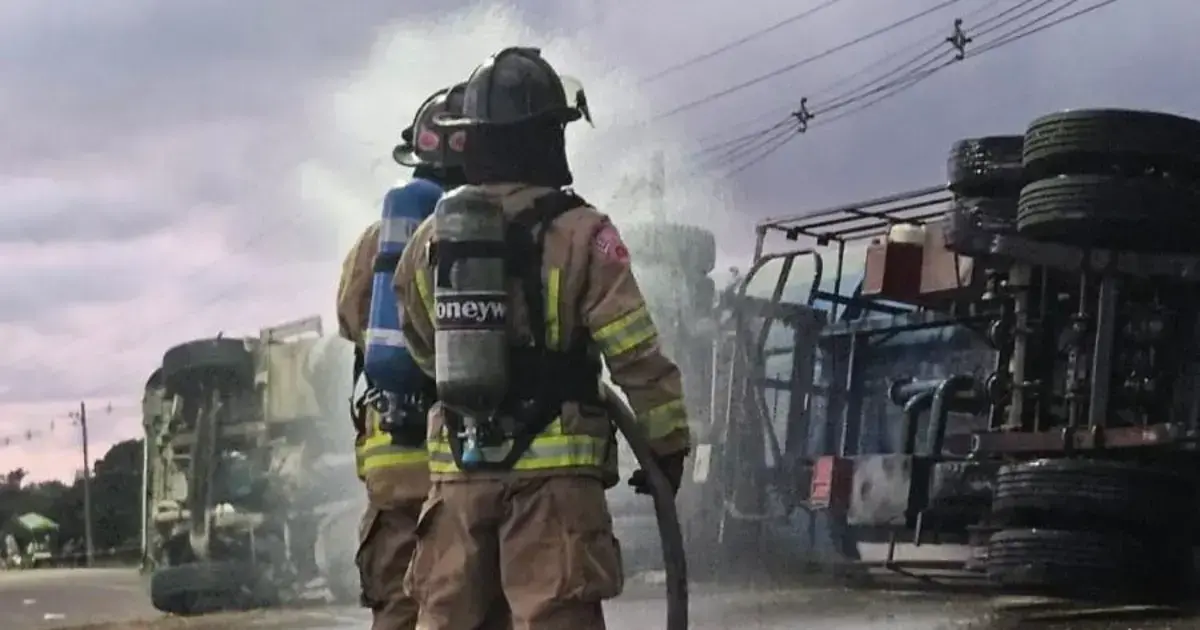 Bomberos auxilian la zona del accidente