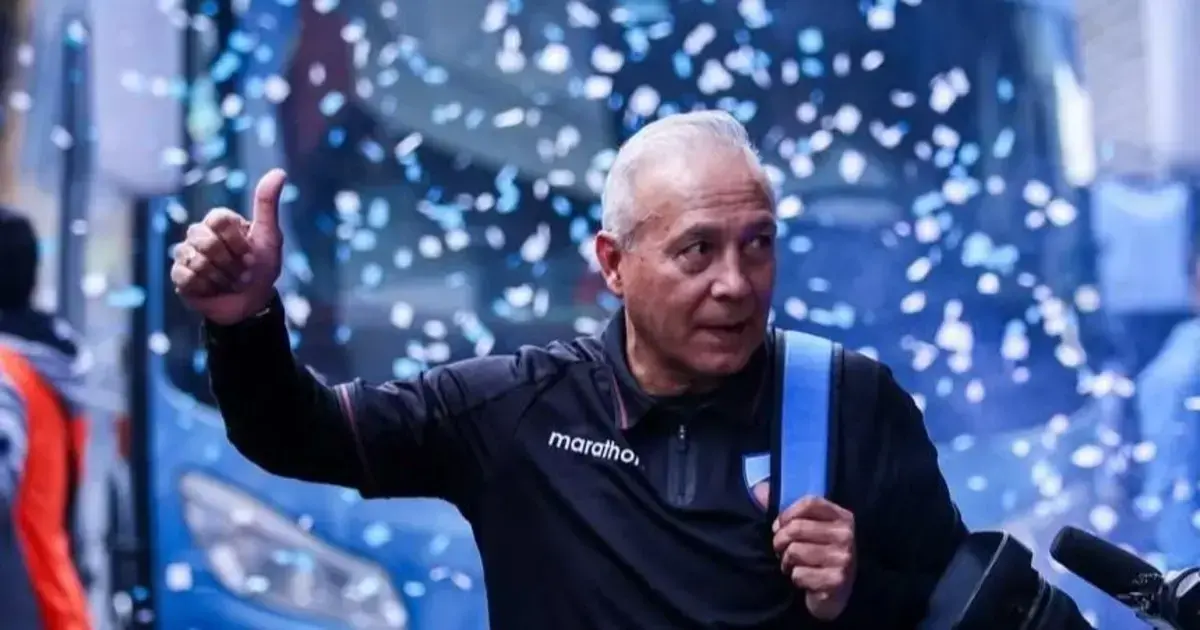 Soria saluda a la hinchada que lo recibió con aplausos. Foto: Club Bolívar.