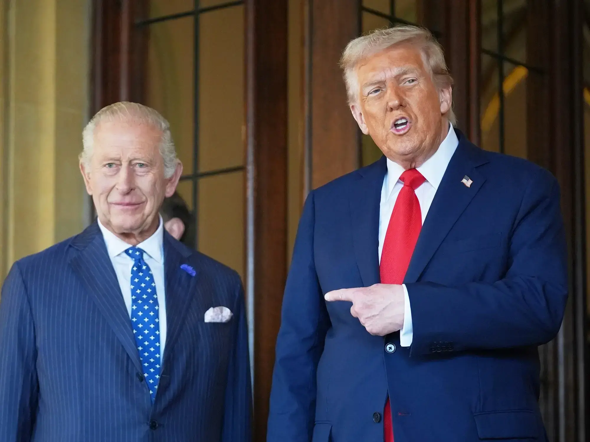 Trump señala al rey Carlos III en Windsor. Foto: AP Julien Chavanne