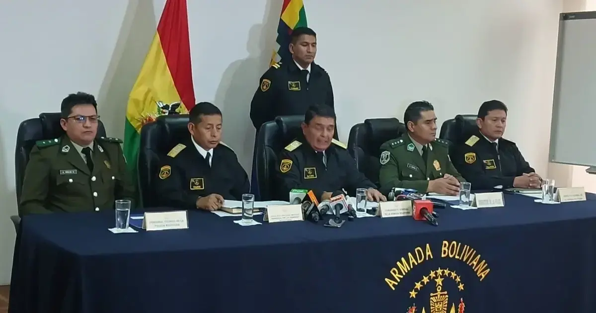 Autoridades de la Armada y de la Policía en conferencia de prensa.