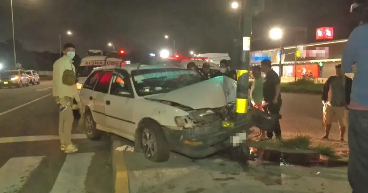El vehículo impactó contra el poste de un semáforo en Santa Cruz.