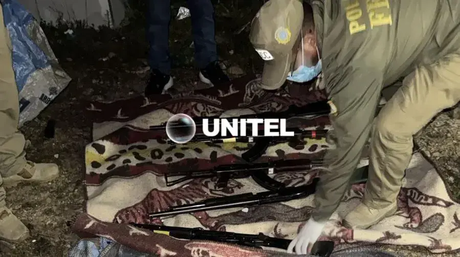 Parte del armamento fue hallado envuelto en frazadas en el cementerio de El Alto.