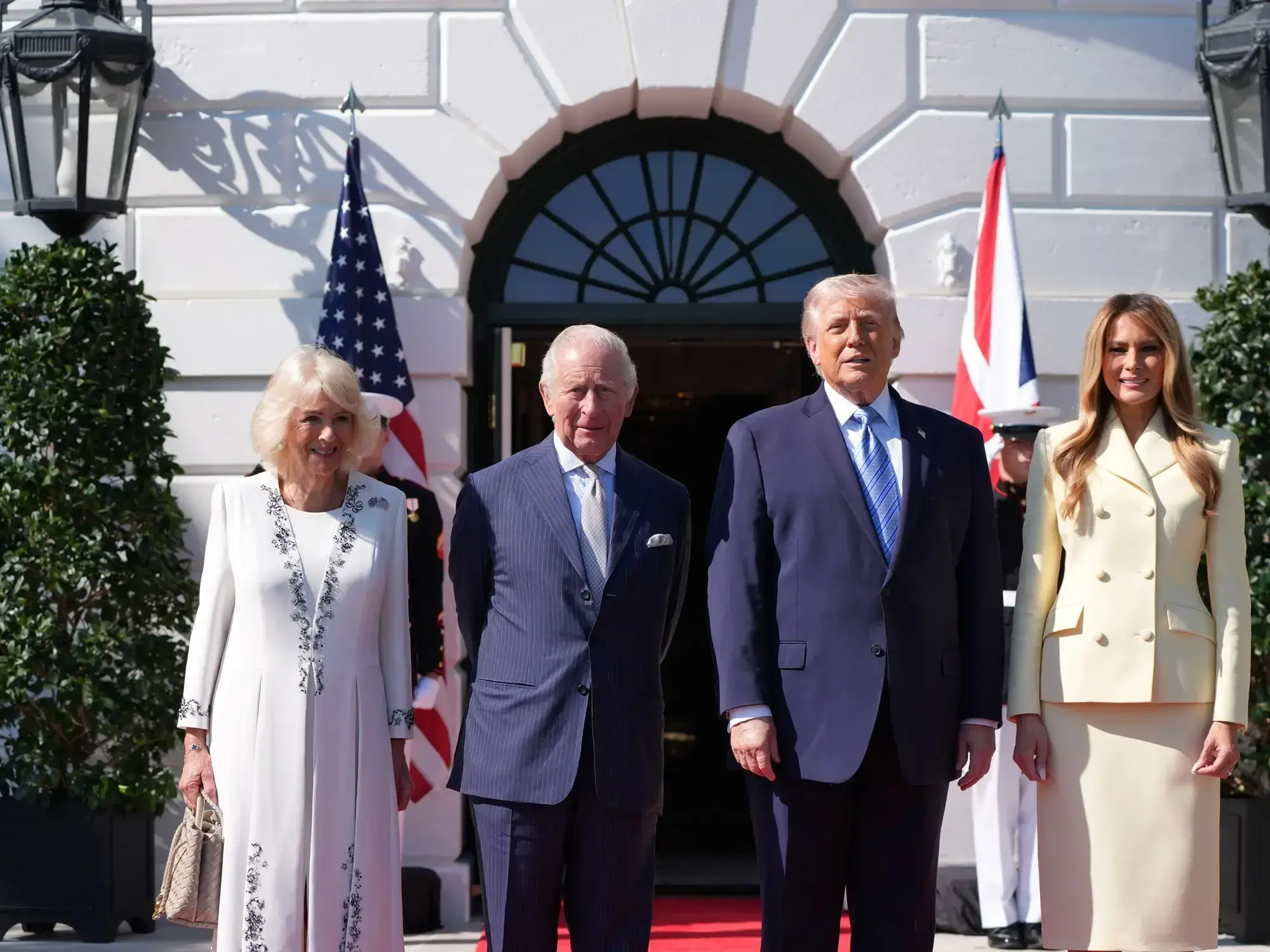 El presidente Donald Trump y la primera dama Melania Trump saludan al rey Carlos III y a la reina Camila a su llegada a la Ca