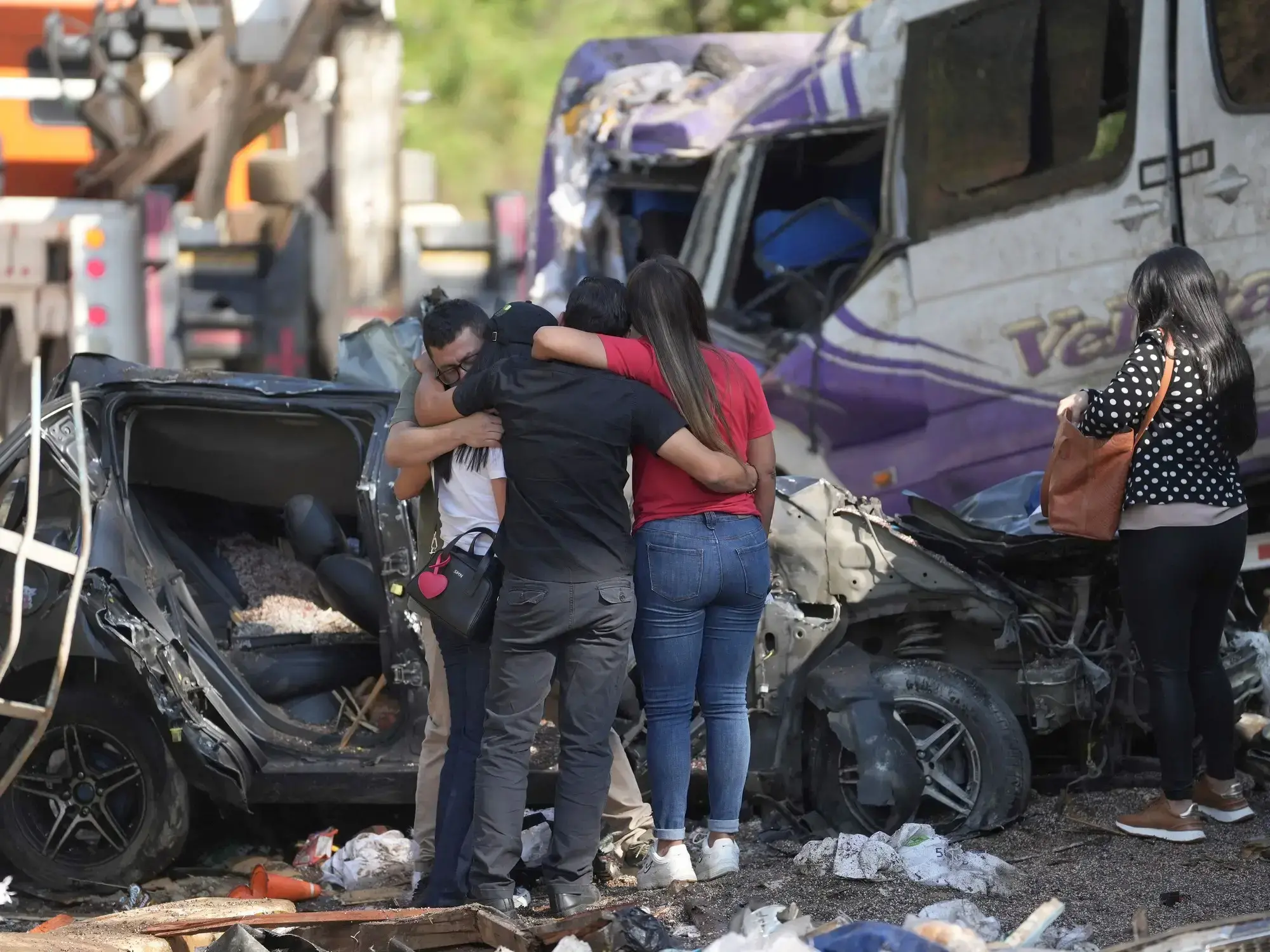 Familiares de las víctimas del atentado ocurrido el sábado en la Vía Panamericana, en Cajibío, Cauca.