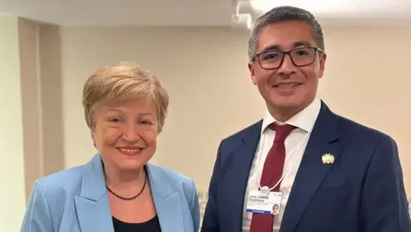 La directora del FMI, Kristalina Georgieva, y el ministro de Economía, José Gabriel Espinoza, en el Foro de Davos.