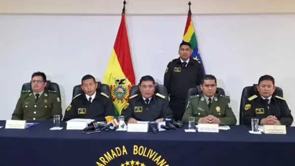 La Armada Boliviana y la Policía en conferencia de prensa.