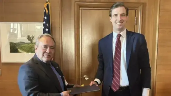 El ministro de Minería, Marco Antonio Calderón de la Barca, y el vicesecretario para Asuntos Económicos de EEUU, Caleb Orr.