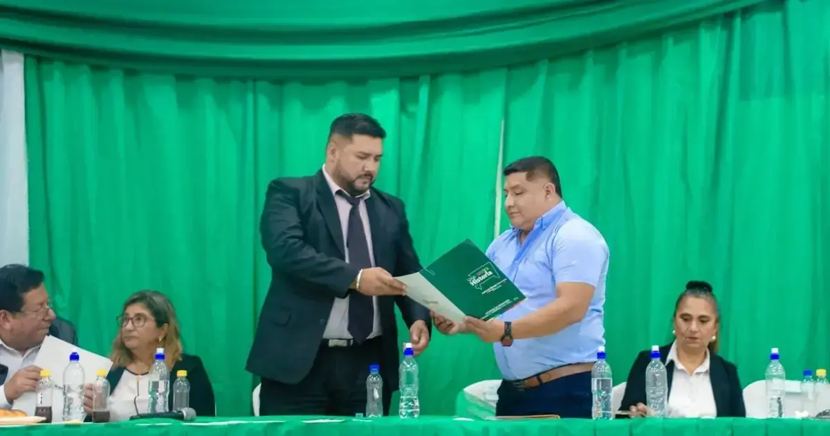 David Rojas recibe la documentación del ejecutivo regional saliente, José Luis Ábrego.