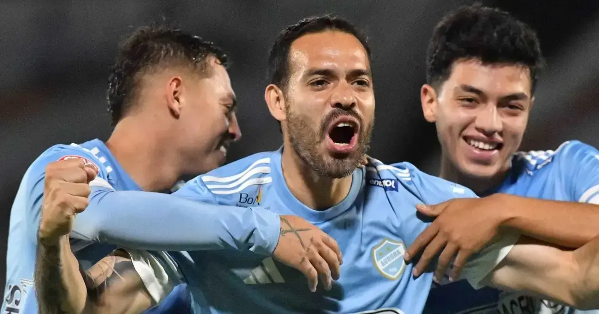 Festejo de gol de Junior Sánchez de Aurora.