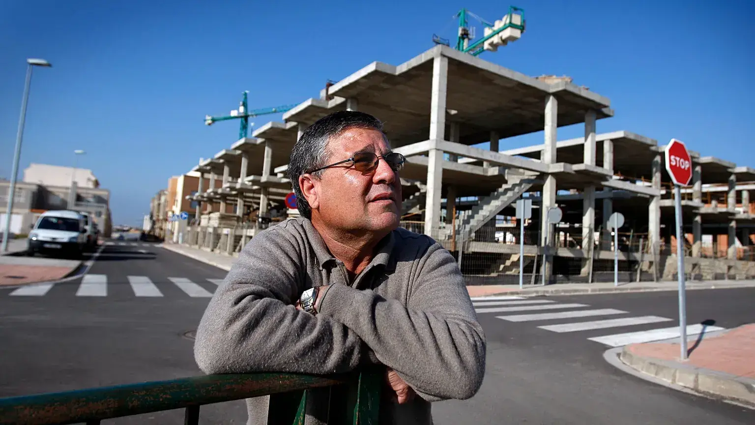 El obrero de la construcción Antonio Montoya, de 54 años, posa frente a una obra paralizada debido a la crisis del sector inm