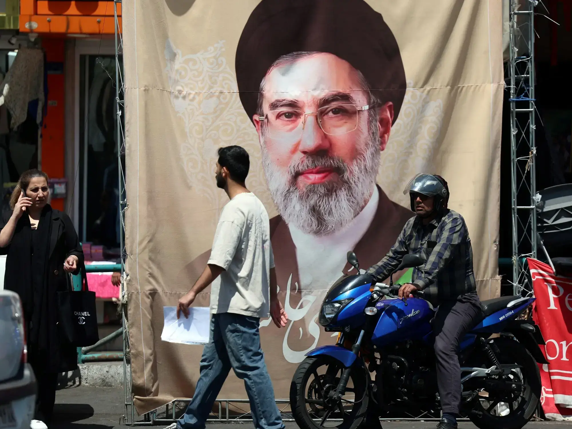 Una imagen del nuevo líder supremo, Mojtaba Khamenei, este martes en Teherán.