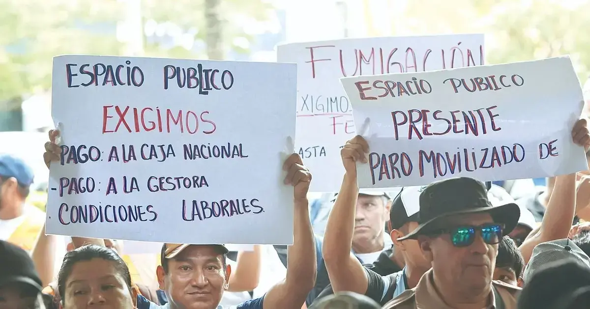 Protesta de gendarmes y funcionarios exigiendo el pago de sueldos al Gobierno Municipal.