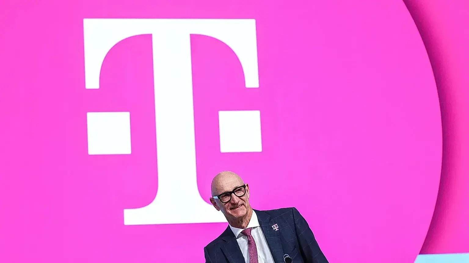El presidente de Deutsche Telekom, Timotheus Hoettges, asiste a la junta de accionistas en Bonn, Alemania, el miércoles 1 de