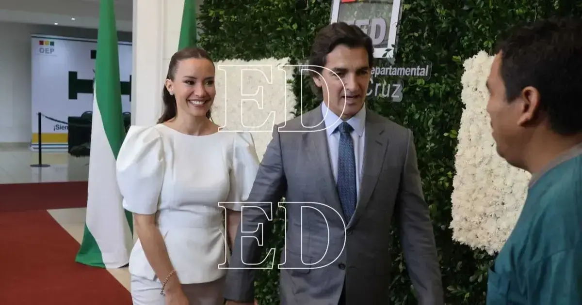 El alcalde electo 'Mamén' Saavedra llegó al acto de entrega de credenciales junto a su esposa Roxana del Río.