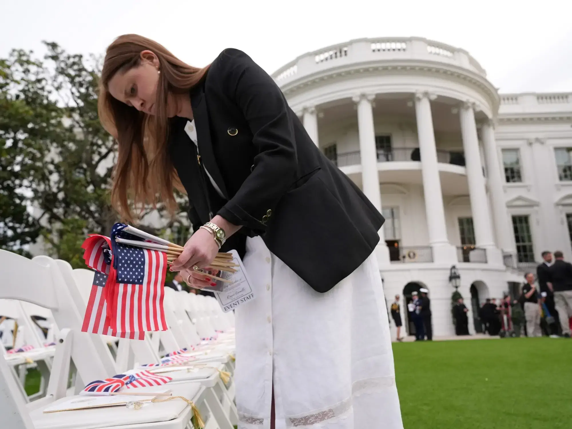 Miembros del personal preparan el jardín sur, en la Casa Blanca.