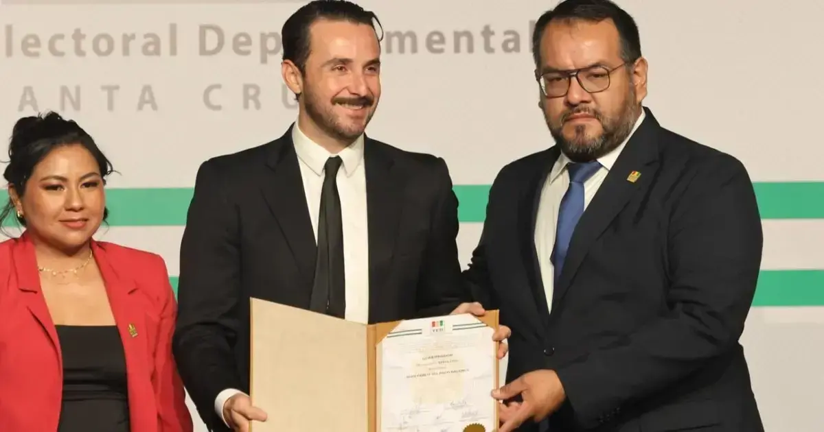 El nuevo gobernador electo de Santa Cruz, Juan Pablo Velasco recibe el credencial de manos de Marco Monasterio, presidente de