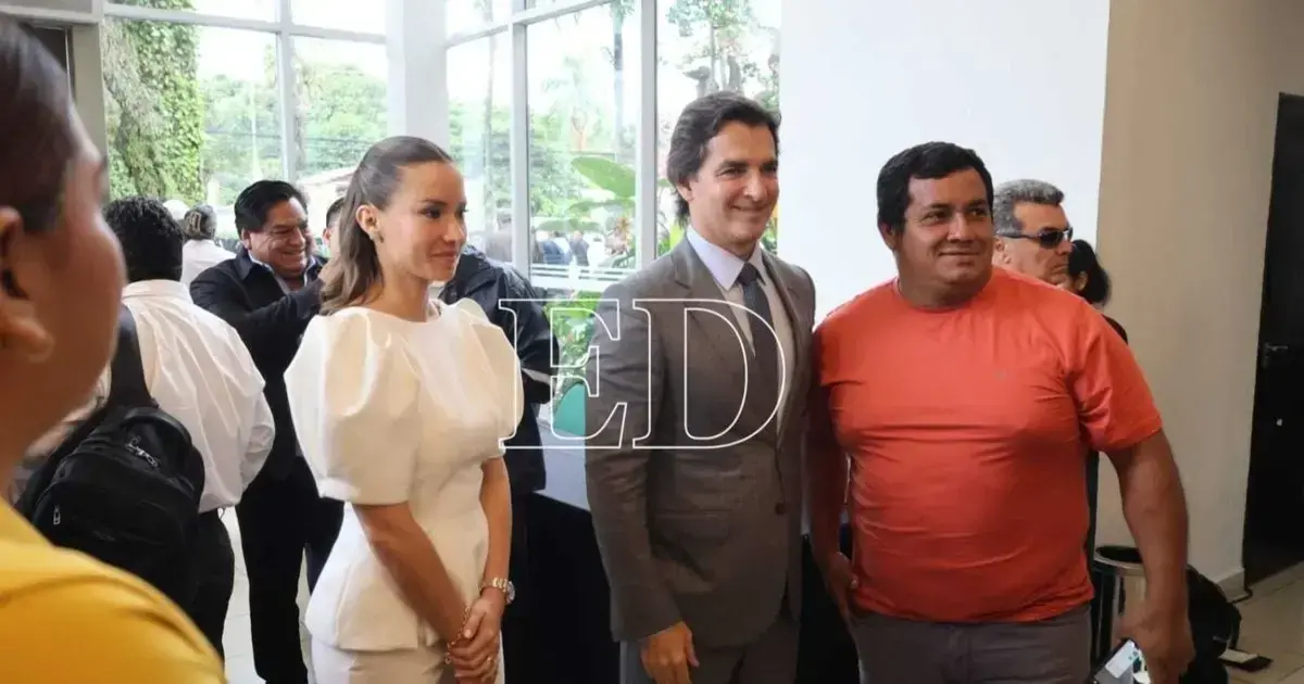 El alcalde electo, 'Mamén' Saavedra, llegó al acto de entrega de credenciales junto a su esposa Roxana del Río