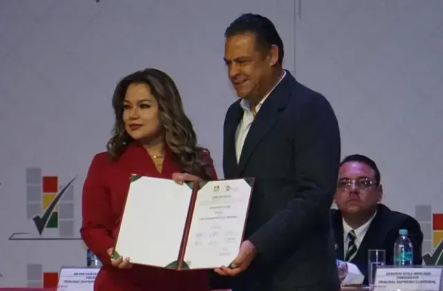 Luis Revilla (d) recibe su credencial de gobernador de La Paz.