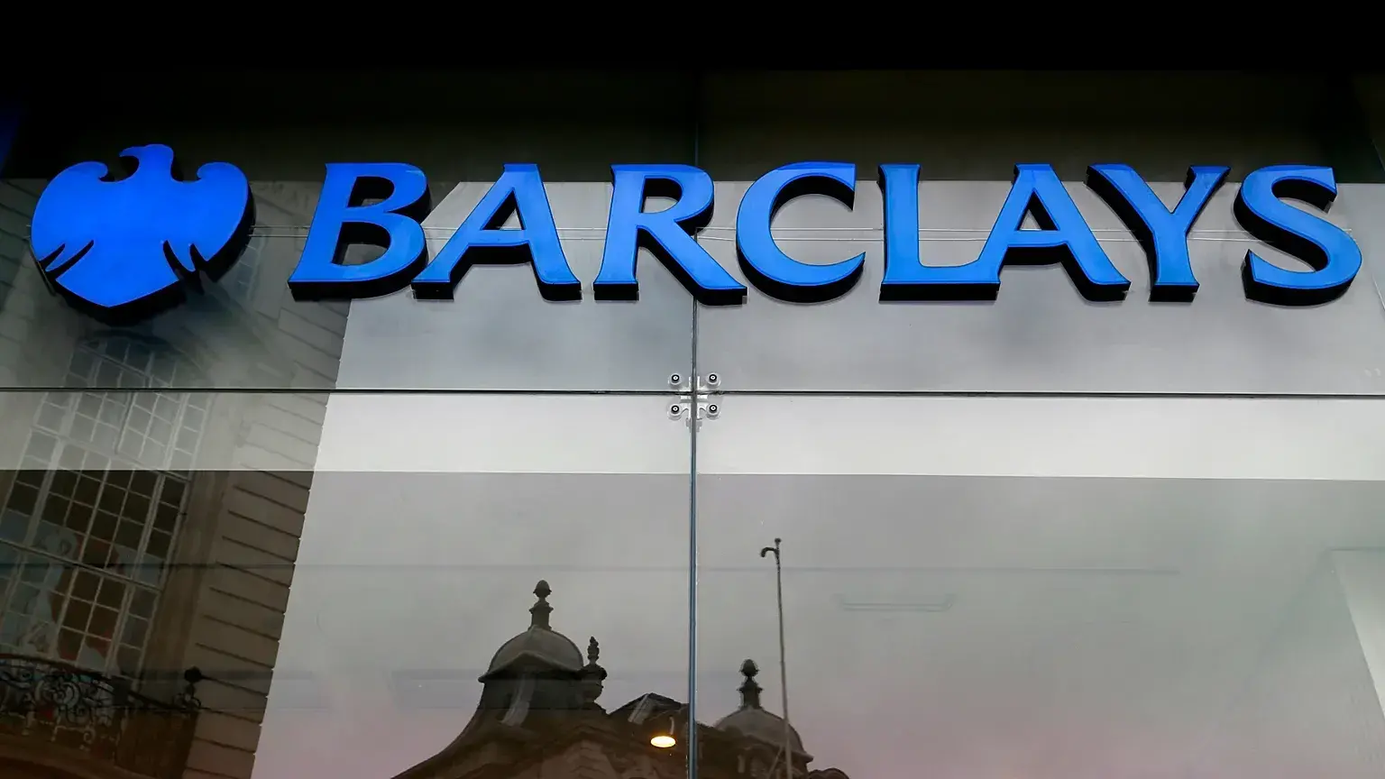 Rótulo de una sucursal del banco Barclays en Londres