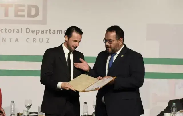 Juan Pablo Velasco recibe su credencial de gobernador electo.