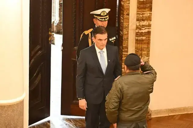 El presidente Rodrigo Paz se reunió con autoridades militares en el Palacio Quemado.