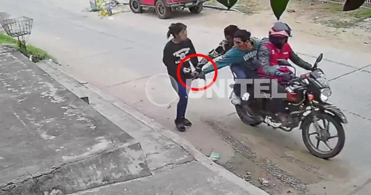 Momento en el que le quitan el celular