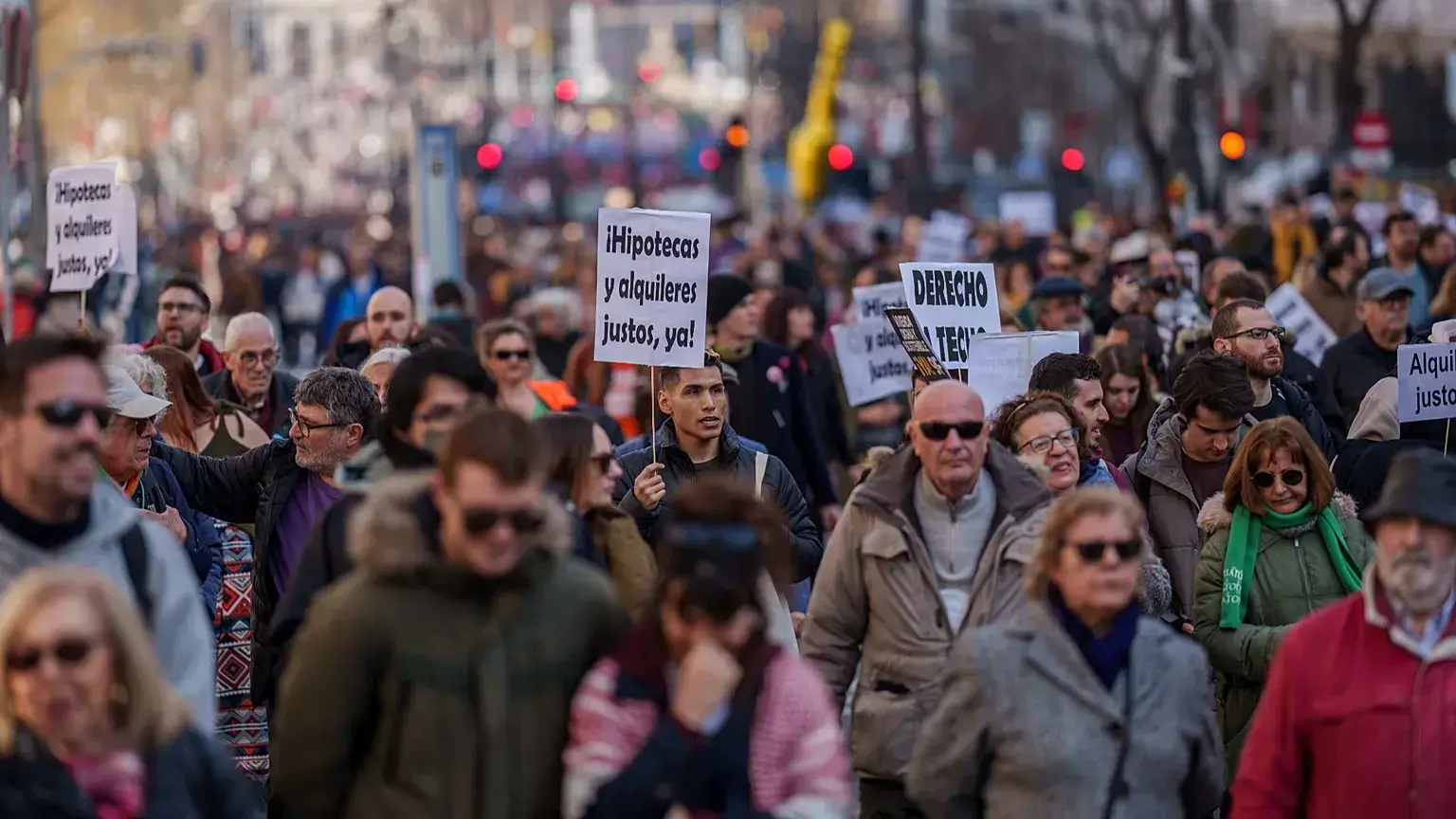 Varias personas marchan durante una protesta contra el aumento desorbitado de los precios del alquiler de apartamentos en Mad