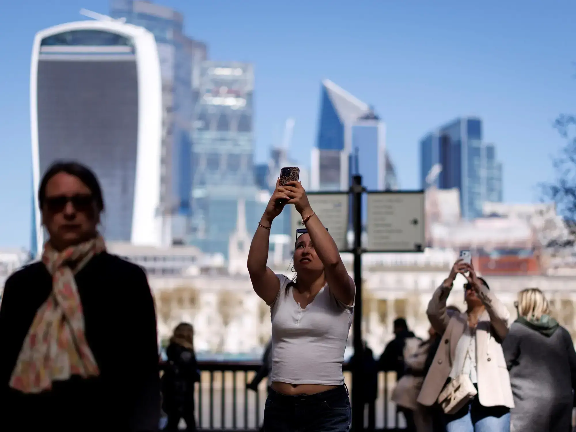 Selfies frente al Palacio de Buckingham, en Londres, donde crece el robo de teléfonos celulares.
