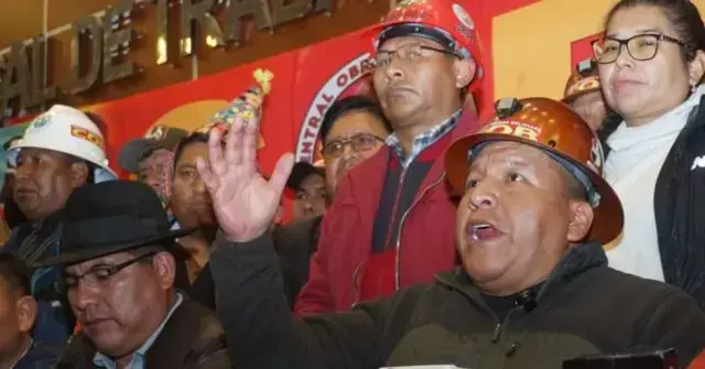 Mario Argollo junto a la directiva de la COB este martes en conferencia de prensa.