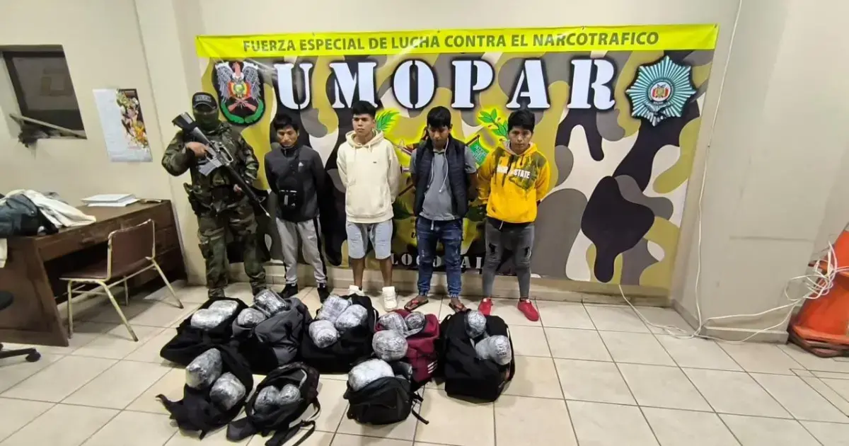 Efectivos de Umopar con los paquetes de marihuana incautados.
