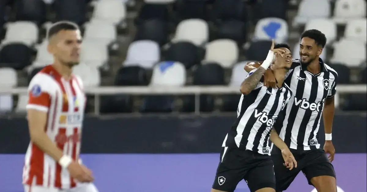 El festejo de Newton con un compañero luego del tercer gol.