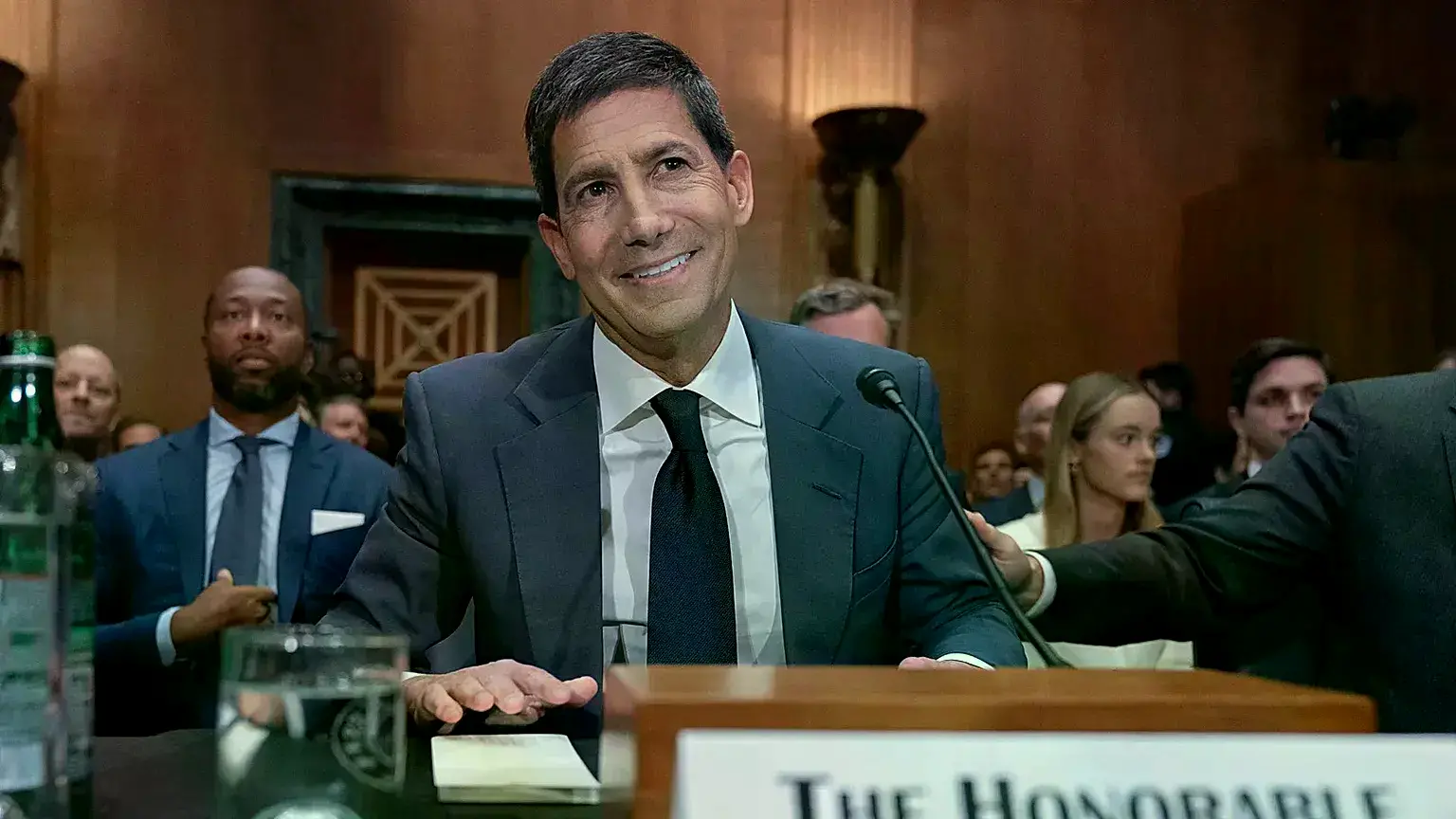 Kevin Warsh declara ante el comité bancario del Senado en su audiencia para ser miembro y presidente de la Reserva Federal.