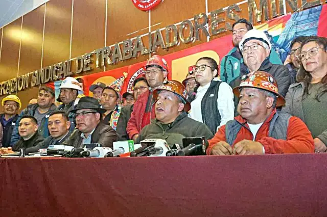 Los dirigentes de la Central Obrera Boliviana, este martes, en una conferencia de prensa.