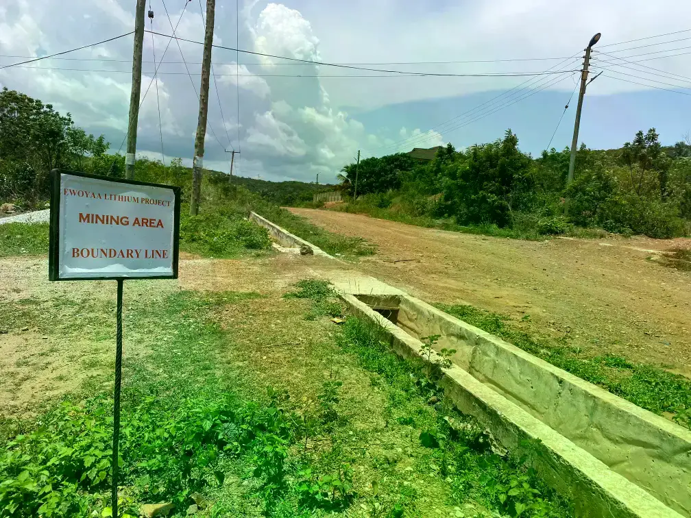 Cartel que marca el límite de la mina de Atlantic Lithium en la aldea de Ewoyaa.