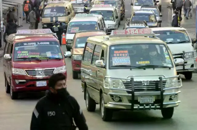 Minibuses en la ciudad de La Paz