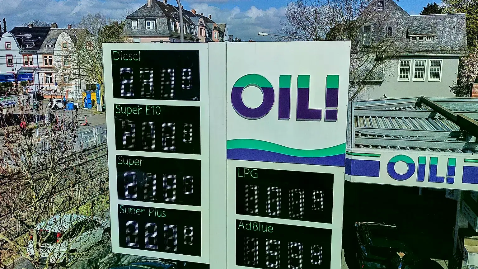 Los precios de la gasolina se muestran en una gasolinera de Fráncfort, Alemania, el miércoles uno de abril de 2026.