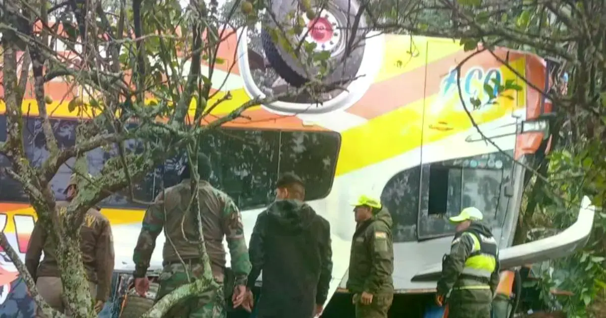 El bus quedó completamente volcado tras salir de la vía