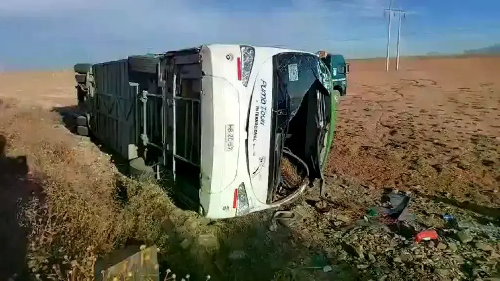 El bus que volcó en la ruta Oruro - Pisiga.
