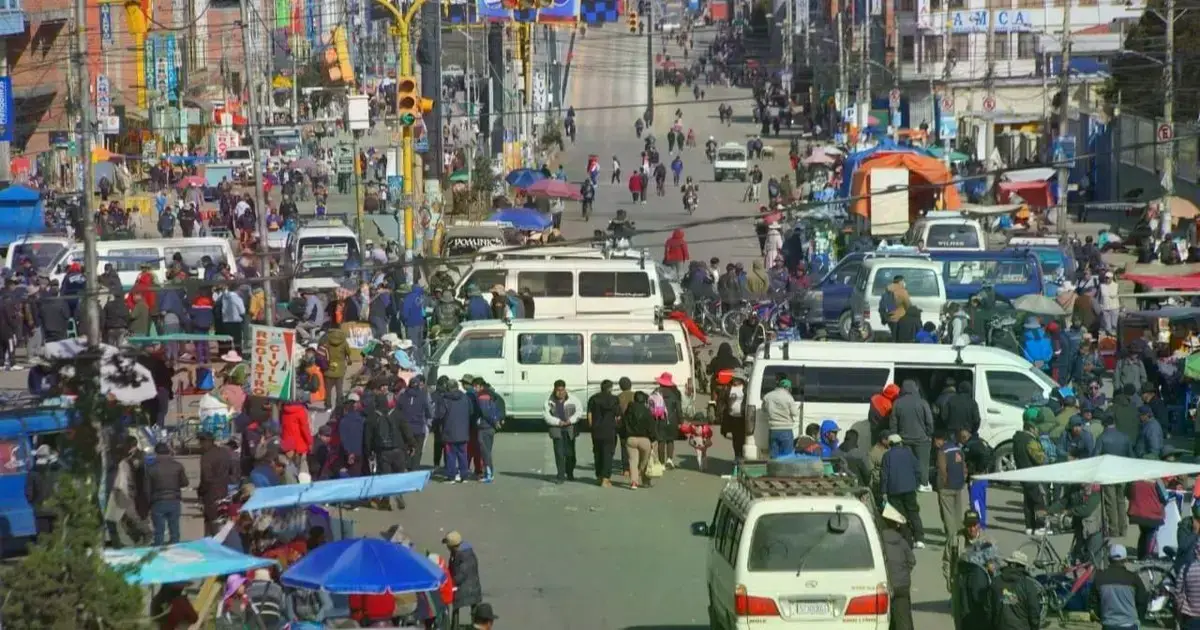 Choferes de La Paz realizan bloqueo por la mala calidad de la gasolina.