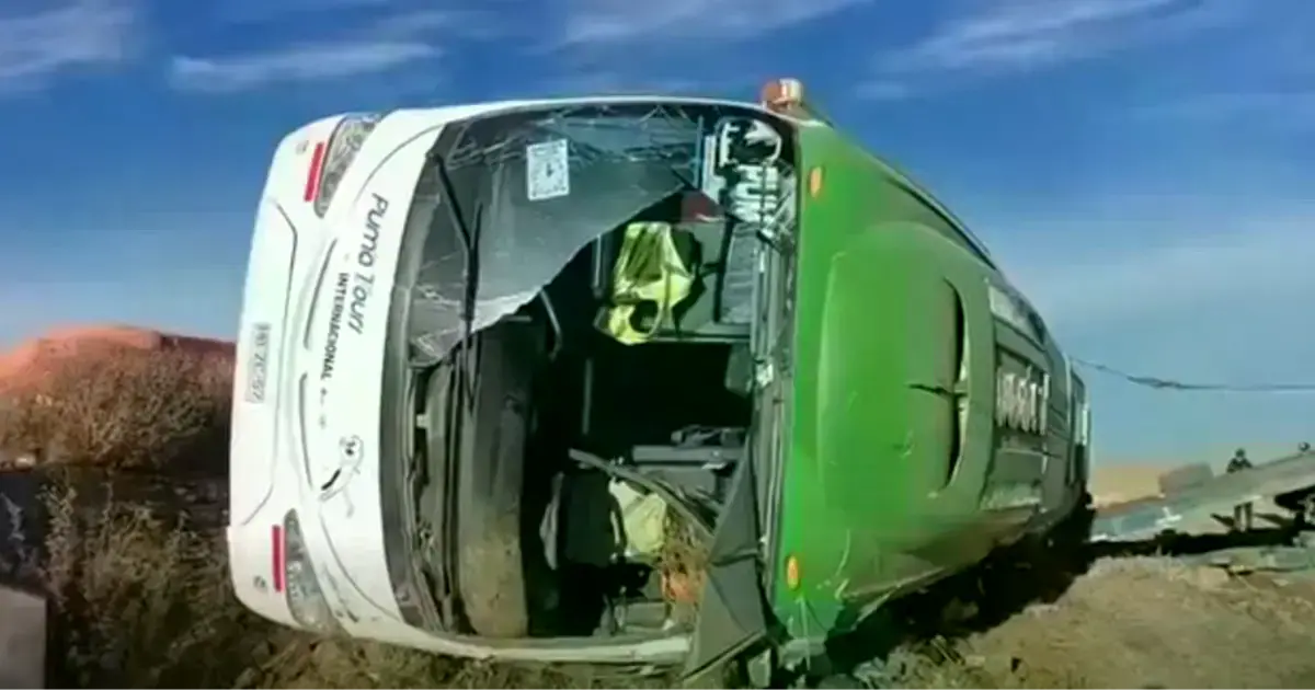 Bus accidentado en la ruta Oruro-Pisiga
