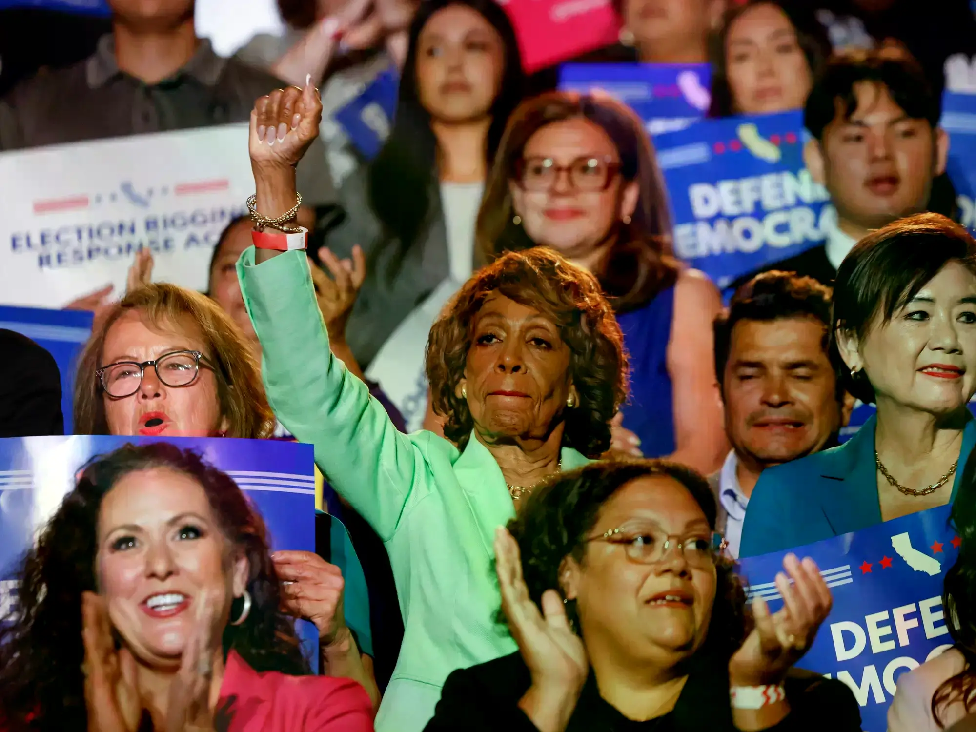 La congresista demócrata Maxine Waters y la representante Judy Chu en una conferencia de prensa en Los Ángeles.