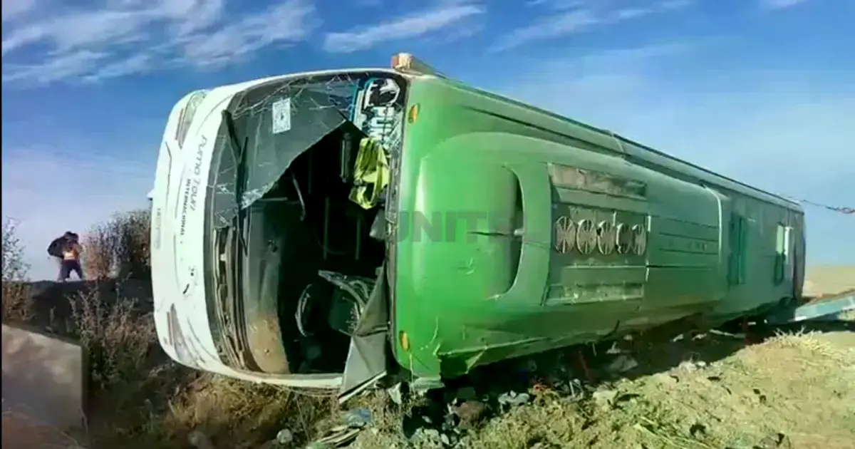 El bus terminó con vuelco de costado tras deslizarse 100 metros