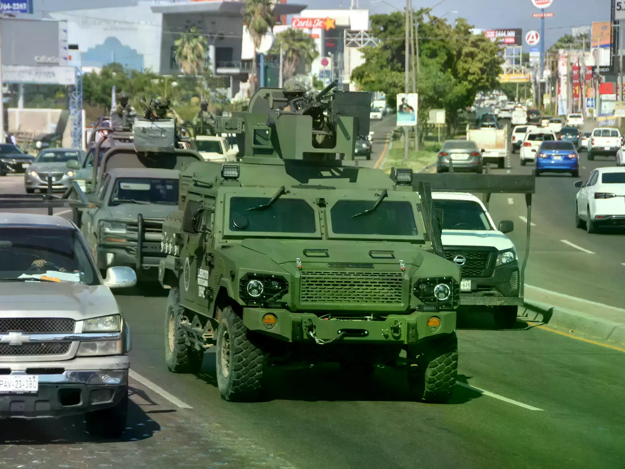 Guardias Nacionales patrullan las calles de Culiacán, estado de Sinaloa, México.