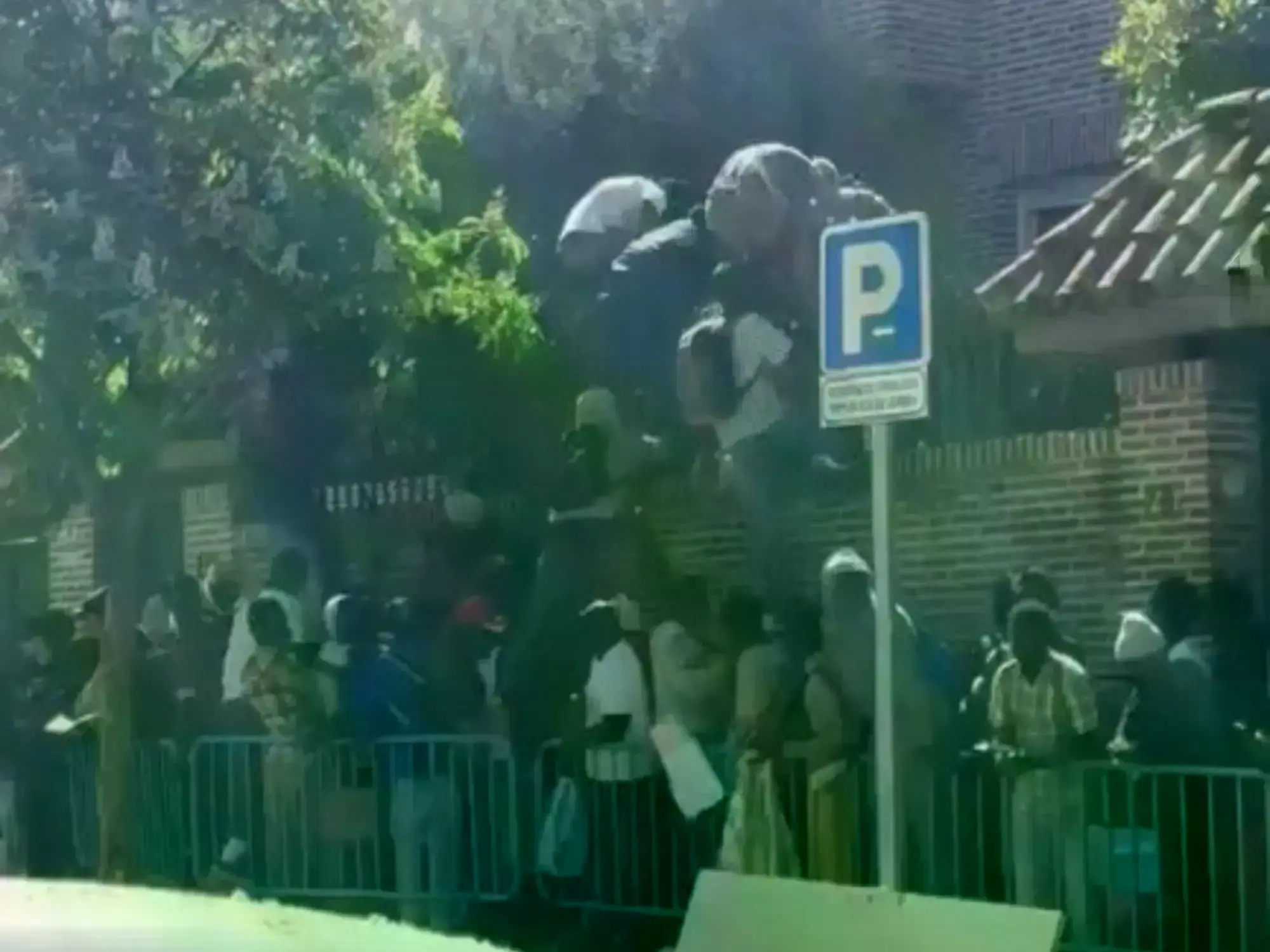 Migrantes de Gambia intentaron ingresar a la embajada de su país en Madrid.