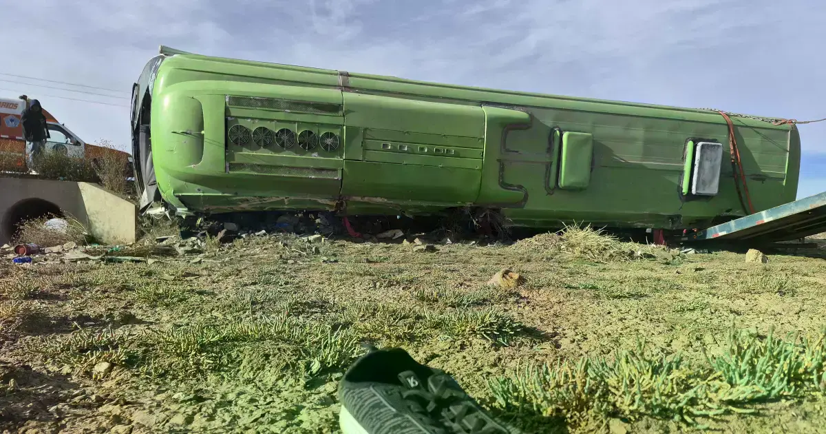 Así quedó el bus que partió desde Chile y sufrió un accidente en Bolivia