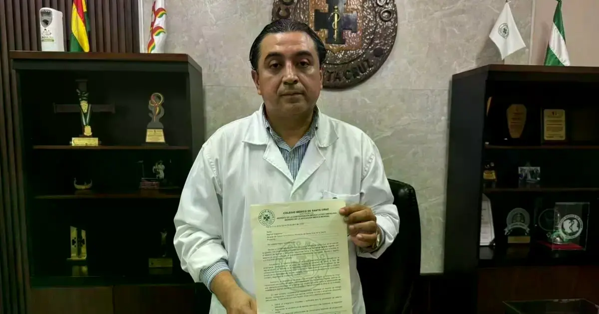 El presidente del Colegio Médico cruceño, Humberto Vargas, muestra la carta que se envió al alcalde electo, Manuel ‘Mamén’ Sa